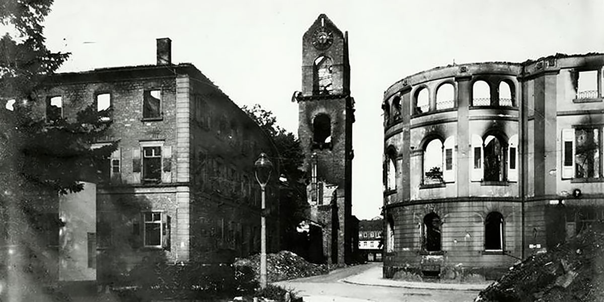 Ruine von St. Stephan (links) und dem Ständehaus (rechts) nach der Zerstörung im Zweiten Weltkrieg.