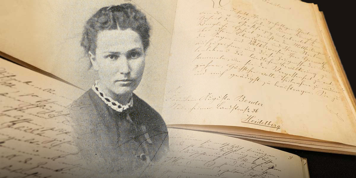 Portraitfoto von Augusta Bender im Alter von 24 Jahren. Im Hintergrund ist ein Teil ihres schriftlichen Nachlasses zu sehen.