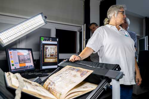 Das Foto zeigt einen Scanner der Digitalisierung in der Badischen Landesbibliothek.