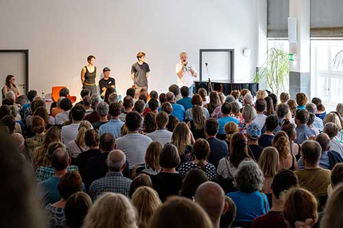 Das Foto zeigt den Vortragssaal mit Poetry-Slam-Auftritten.