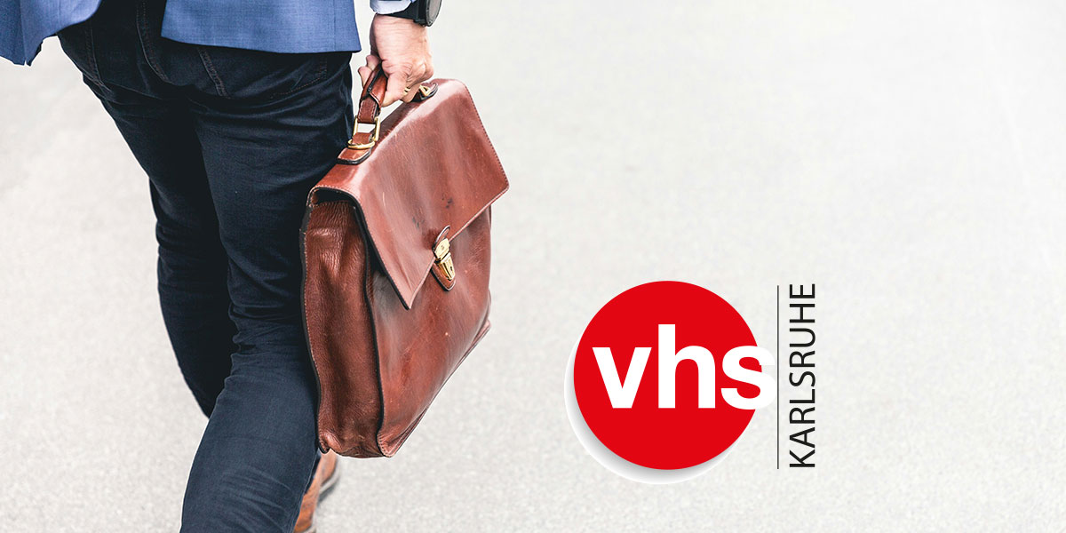 Zu sehen ist der Unterkörper eines Mannes im Gehen. Er trägt in der rechten Hand eine Aktentasche. Rechts daneben ist das Logo der vhs Karlsruhe abgebildet.