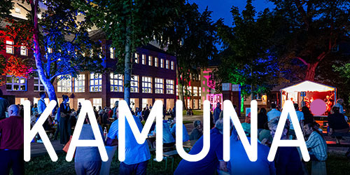 Zu sehen ist das KAMUNA-Logo, im Hintergrund ein Foto des BLB-Innenhofs während der Karlsruher Museumsnacht.