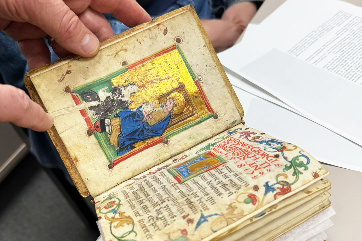Das Foto zeigt eine aufgeschlagene Handschrift des Projekts „St. Georgen“, welche reich bebildert ist.