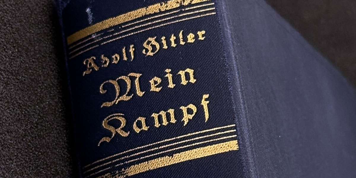 Zu sehen ist eine Ausgabe von „Mein Kampf“.