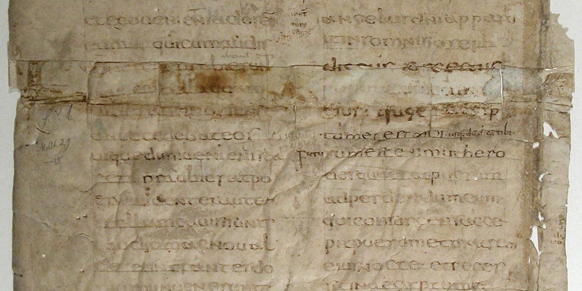 Auf dem Digitalisat des Handschriftenfragments Karlsruhe, Badische Landesbibliothek Cod. Aug. Fr. 14, fol. 2v, sind zwischen den Textspalten zwar Einritzungen zu erkennen, aber lesen kann man sie nicht.