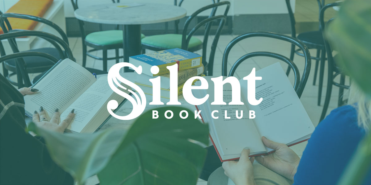 Das Foto zeigt zwei lesende Menschen im Café. Nur die Hände und das Buch sind zu sehen. Darüber ist eine petrol-farbene, halbtransparente Ebene gelegt, auf der in weiß das Logo des Silent Book Clubs abgebildet ist.