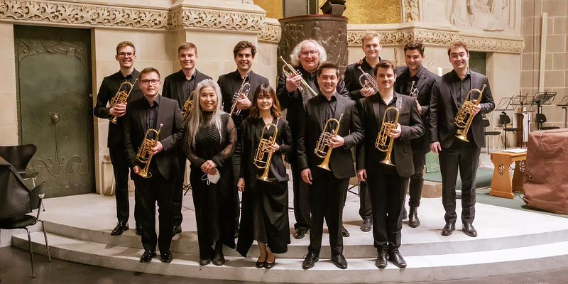 Gruppenfoto der Trompetenklasse, Prof. Reinhold Friedrich in der Mitte stehend