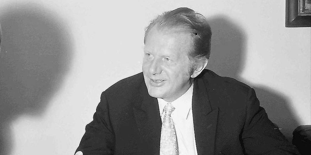 Foto von Helmut Engler, das ihn im Gespräch zeigt.