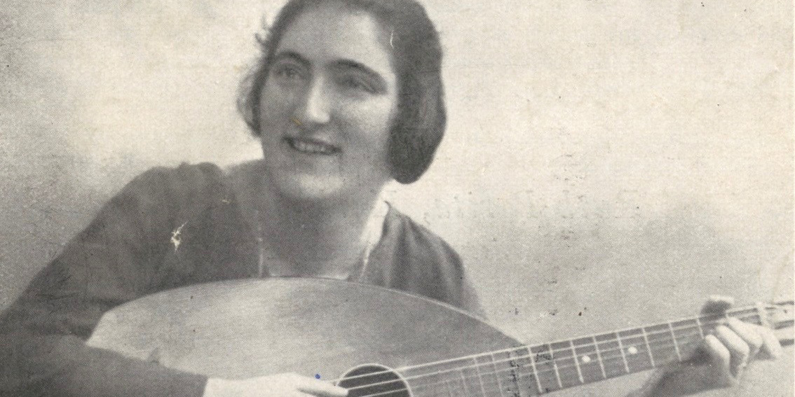 Das Foto zeigt Ruth Poritzky als junge Frau beim Spielen einer Laute.
