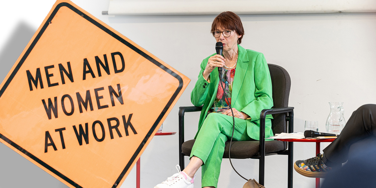 Die Collage zeigt links ein gelbes Warnschild mit schwarzer Schrift „Men and women at work“. Rechts davon ist Prof. Dr. Annette Treibel mit Mikrofon in der Hand zu sehen.