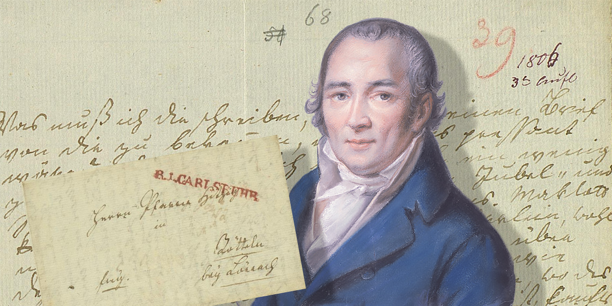 Zu sehen ist ein farbiges Portraitbild von Hebel. Die Collage zeigt im Hintergrund einen Brief von ihm mit schwarzer Tinte geschrieben. Links davon ist im Detail Versandadresse abgebildet.