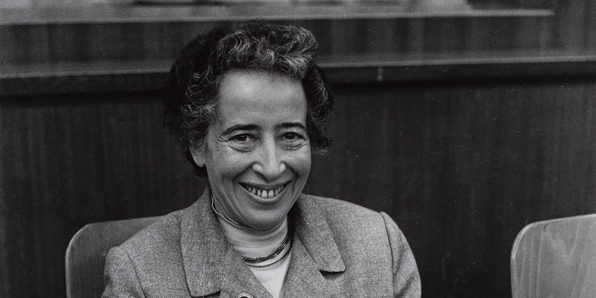Schwarz-weiß Portraitfotografie von Hannah Arendt aus dem Jahr 1958.