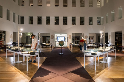 Unter der Kuppel des Lesesaals wird eine temporäre Ausstellung zur KAMUNA gezeigt.