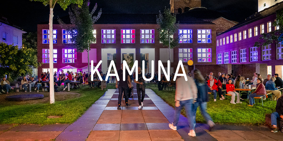 Blick auf das zur KAMUNA violett angeleuchtete Wissenstor.