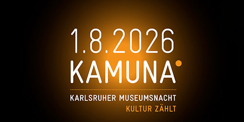 KAMUNA-Logo: Kreisförmige orangene Fläche, die nach außen in einen schwarzen Hintergrund ausläuft. Darüber steht „1.8.2026, KAMUNA, Karlsruher Museumsnacht, Kultur zählt“