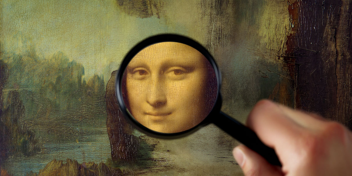 Collage mit dem berühmten Ölgemälde von Leonardo da Vinci. Eine Hand mit einer Lupe ist zu sehen, im Lupenglas erscheint das Gesicht von Mona Lisa.