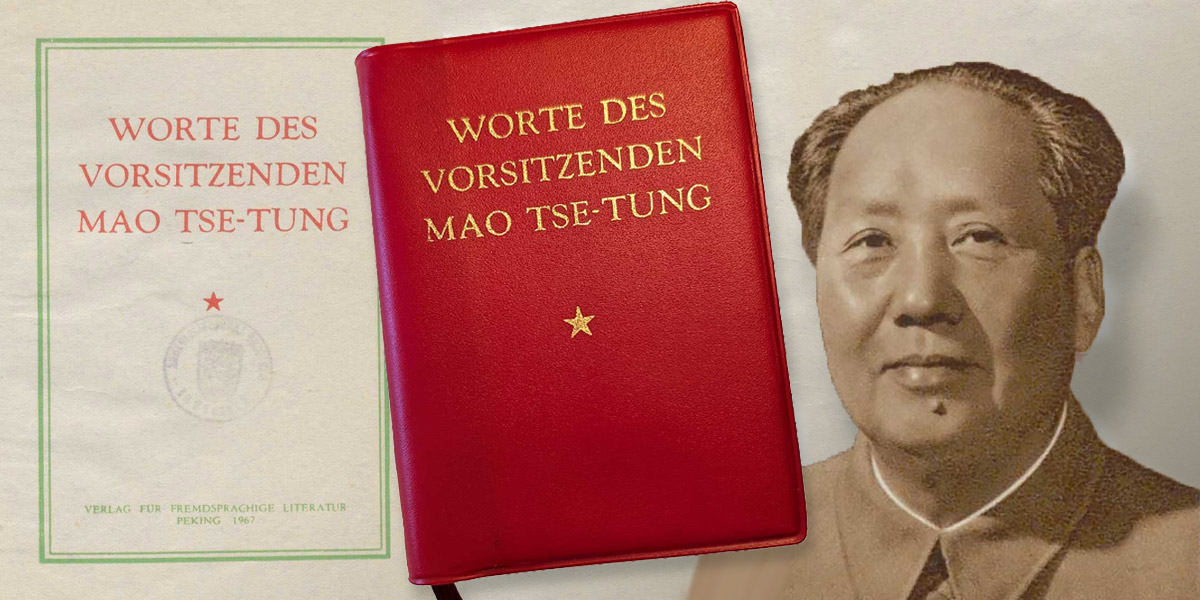 Zu sehen ist in der Mitte die „Mao-Bibel“ mit rotem Einband, rechts davon ein Portraitfoto von Mao Tse-tung, links davon das Titelblatt der Ausgabe von 1968.