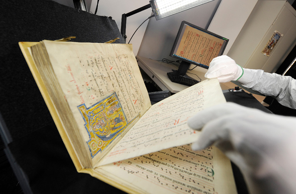 Das Bild zeigt einen Mitarbeiter der Badischen Landesbibliothek bei der Digitalisierung eines Werkes aus dem historischen Sammlungsbestand der Badischen Landesbibliothek.