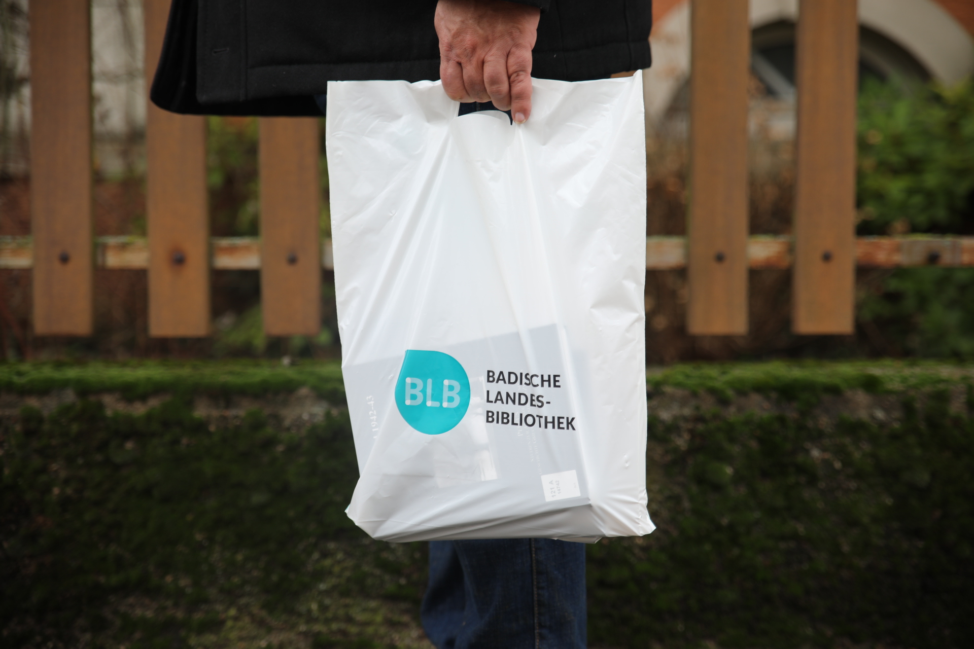 BLB-Plastiktüte gefüllt mit Büchern bei nassem Wetter.