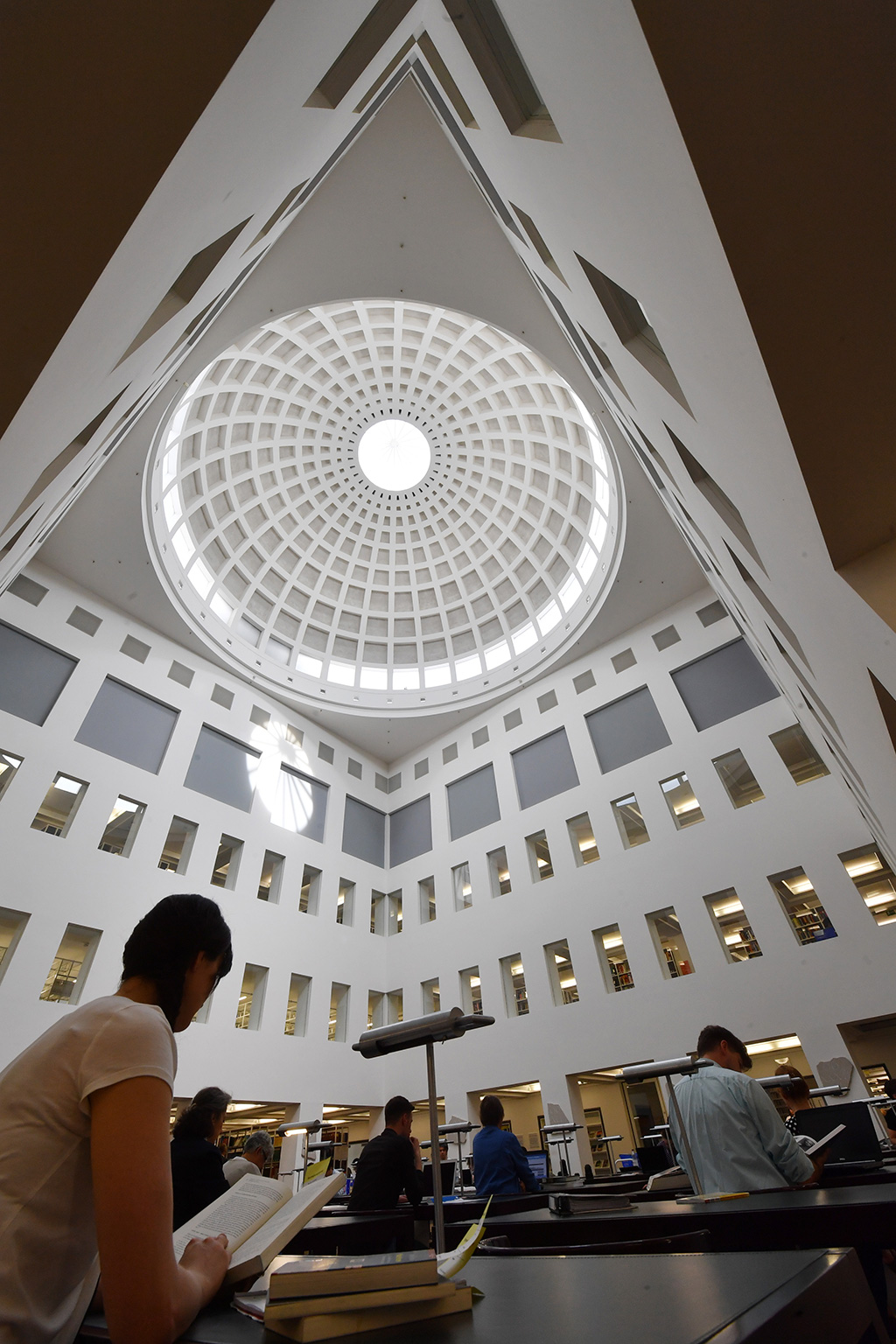 Das Foto zeigt den Lesesaal der Badischen Landesbibliothek mit seiner großen Kuppel und den Arbeitsplätzen
