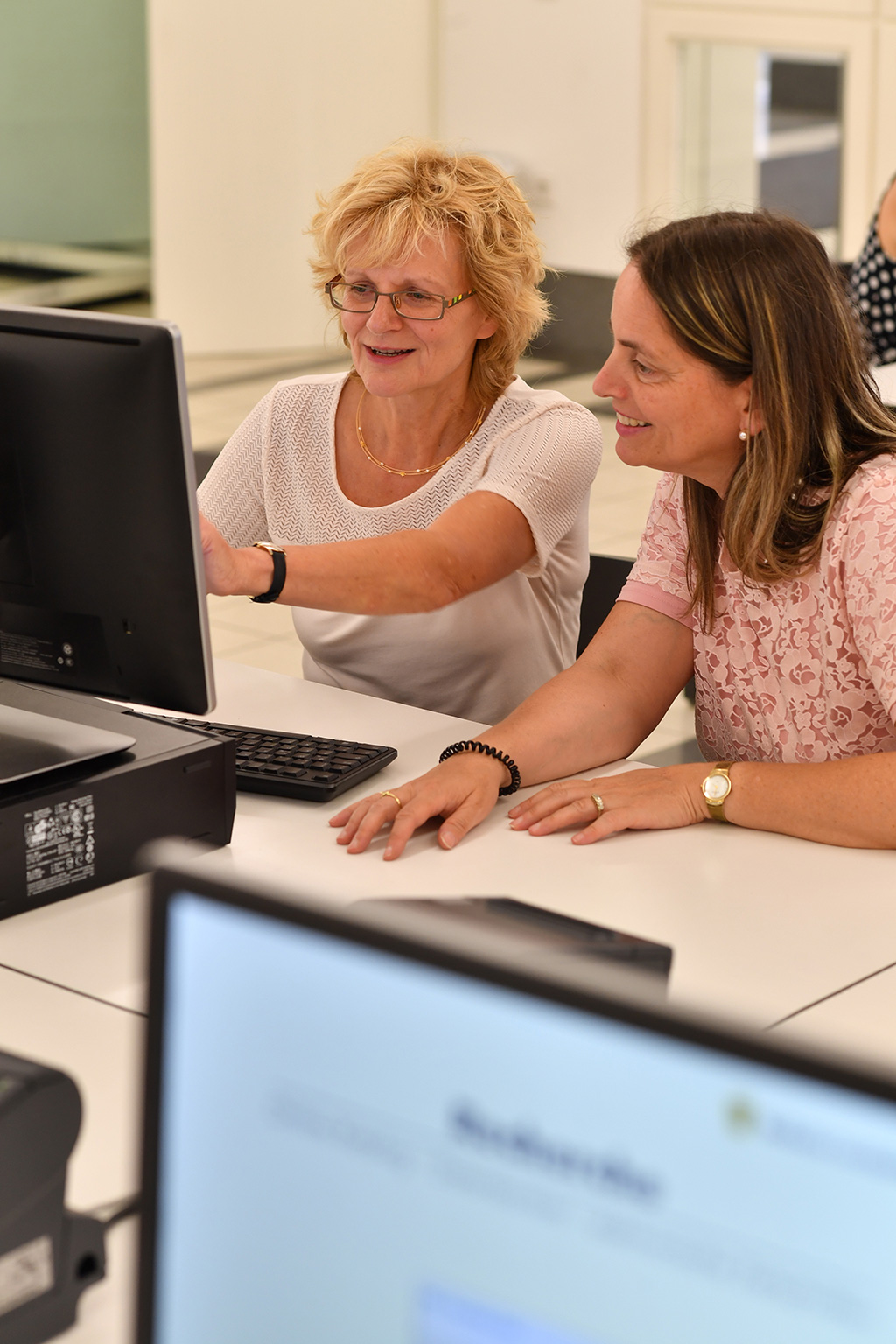 Eine Mitarbeiterin der Badischen Landesbibliothek hilft einer Besucherin bei der Recherche am Computer
