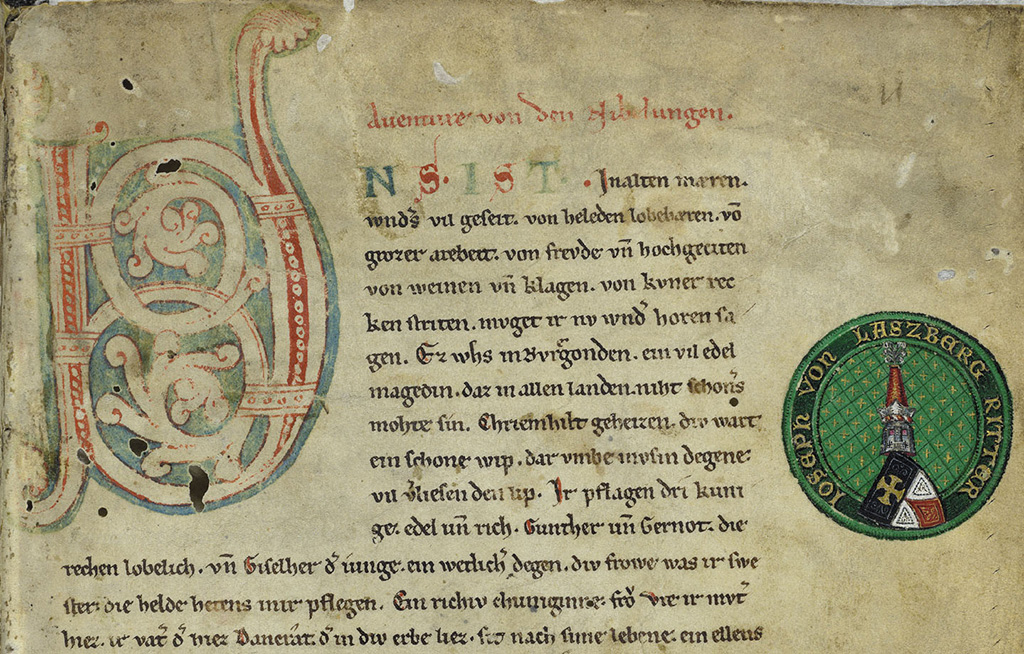 Zu sehen ist eine Textseite aus dem Nibelungenlied-Handschrift C mit dem Wappen Joseph von Laßbergs. 