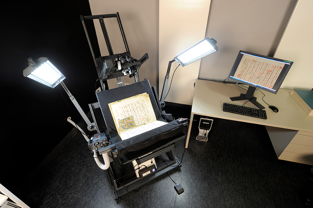 Gezeigt wird der sogenannte Grazer Buchtisch in der Digitalisierungswerkstatt der Badischen Landesbibliothek. Mit ihm werden bevorzugt Handschriften des Mittelalters und der Frühen Neuzeit digitalisiert.