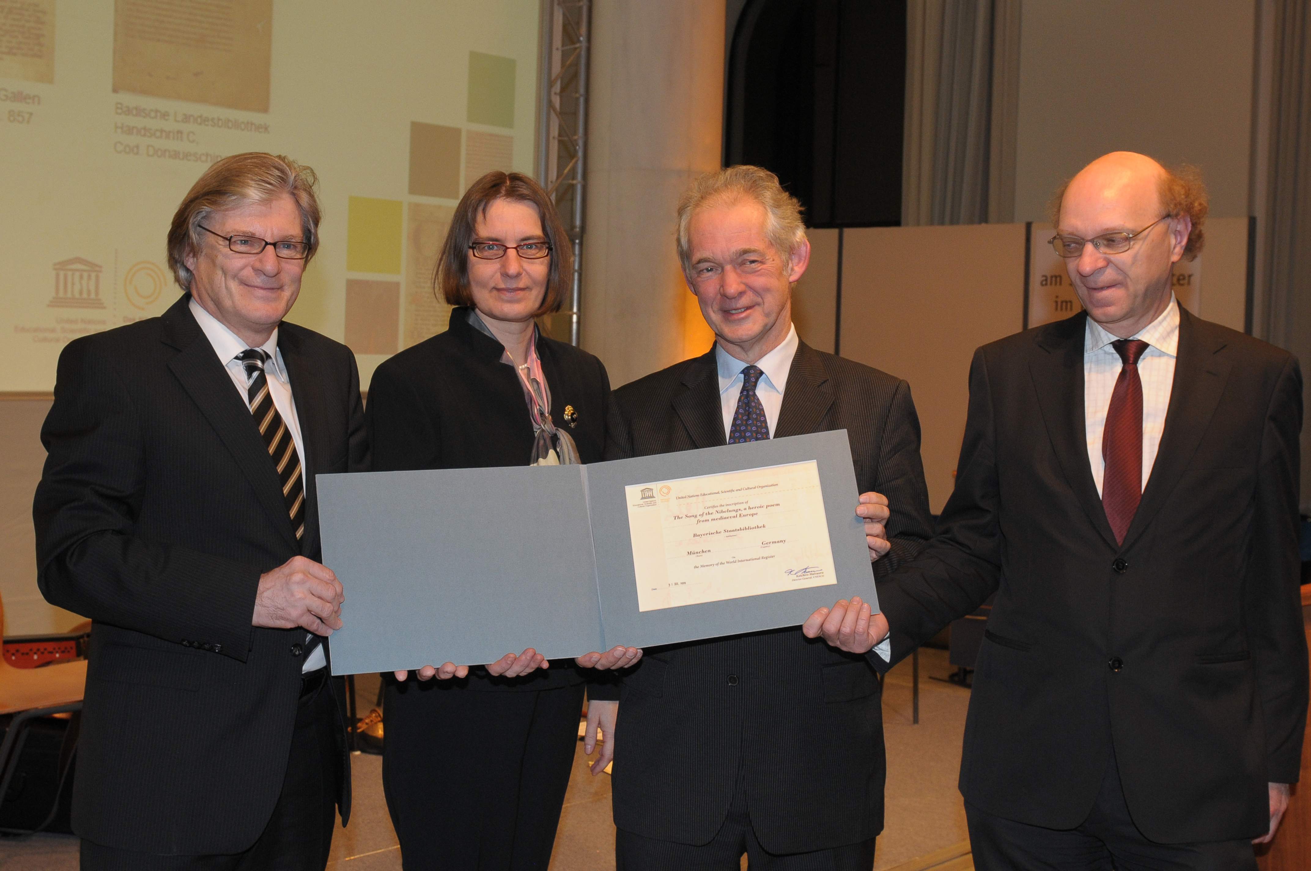 Zu sehen sind die Vertreter der Bayerischen Staatsbibliothek, der Stiftsbibliothek St. Gallen und der Badischen Landesbibliothek bei der Verleihung der Urkunde zum Weltdokumentenerbe-Status des Nibelungenliedes im Januar 2010 in München.