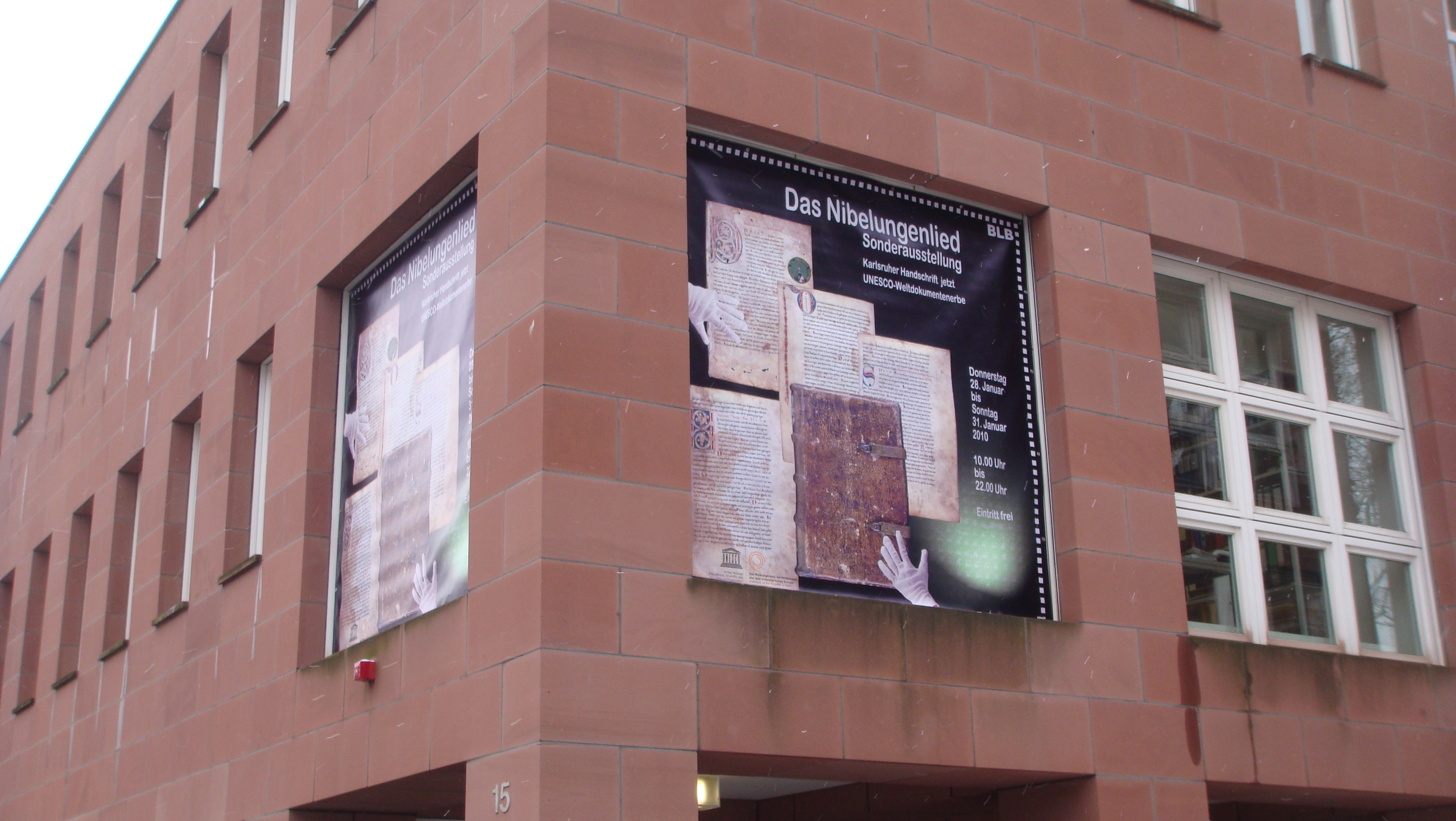 Zu sehen ist das Gebäude der Badischen Landesbibliothek mit der Plakatierung anlässlich der Ausstellung zur Verleihung des Weltdokumentenerbe-Status an die Nibelungenliedhandschrift C im Dezember 2009.