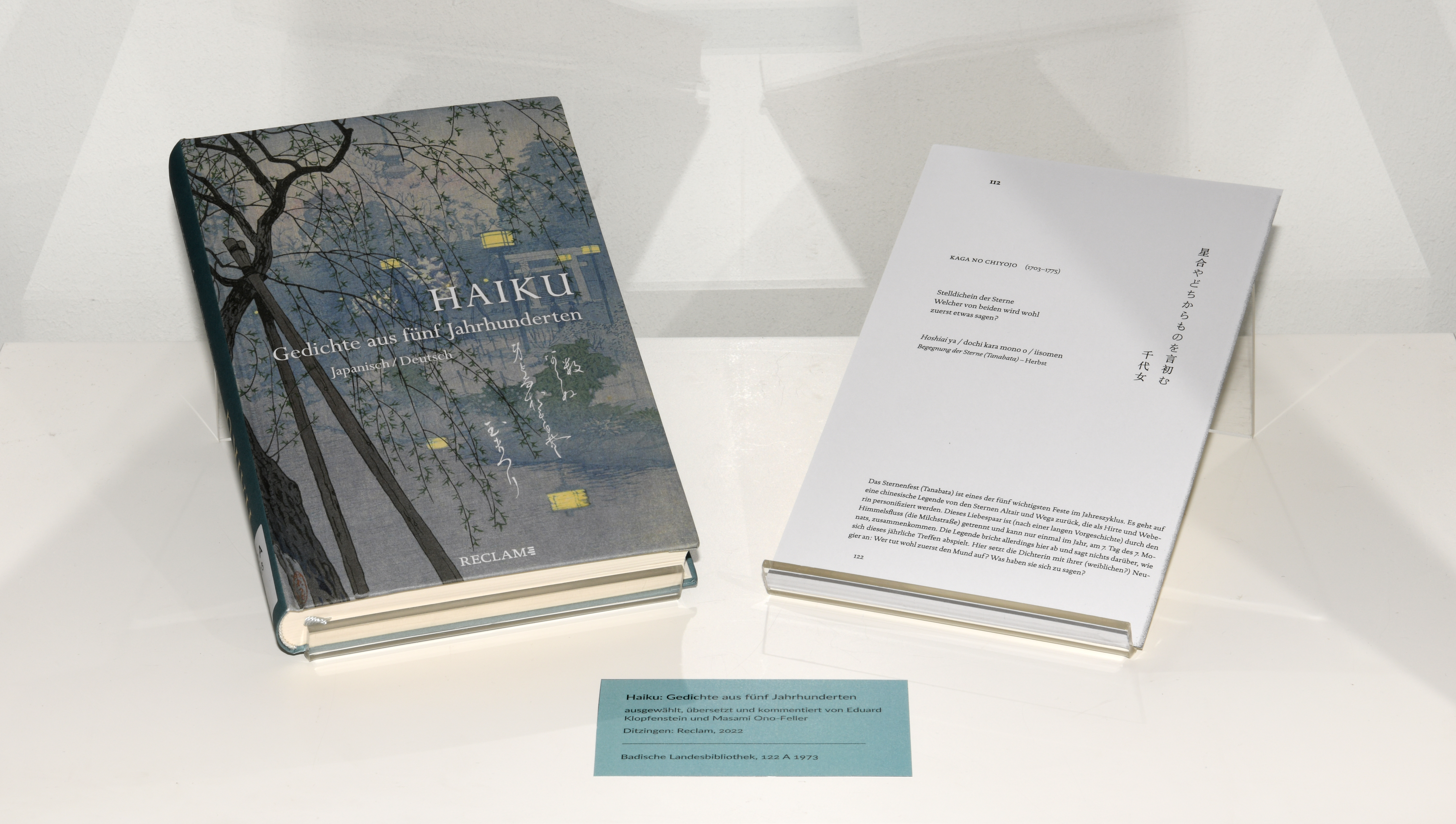 Das Foto zeigt das Cover und die Seite 112 des Titels: „Haiku: Gedichte aus fünf Jahrhunderten“, erschienen 2022 bei Reclam.