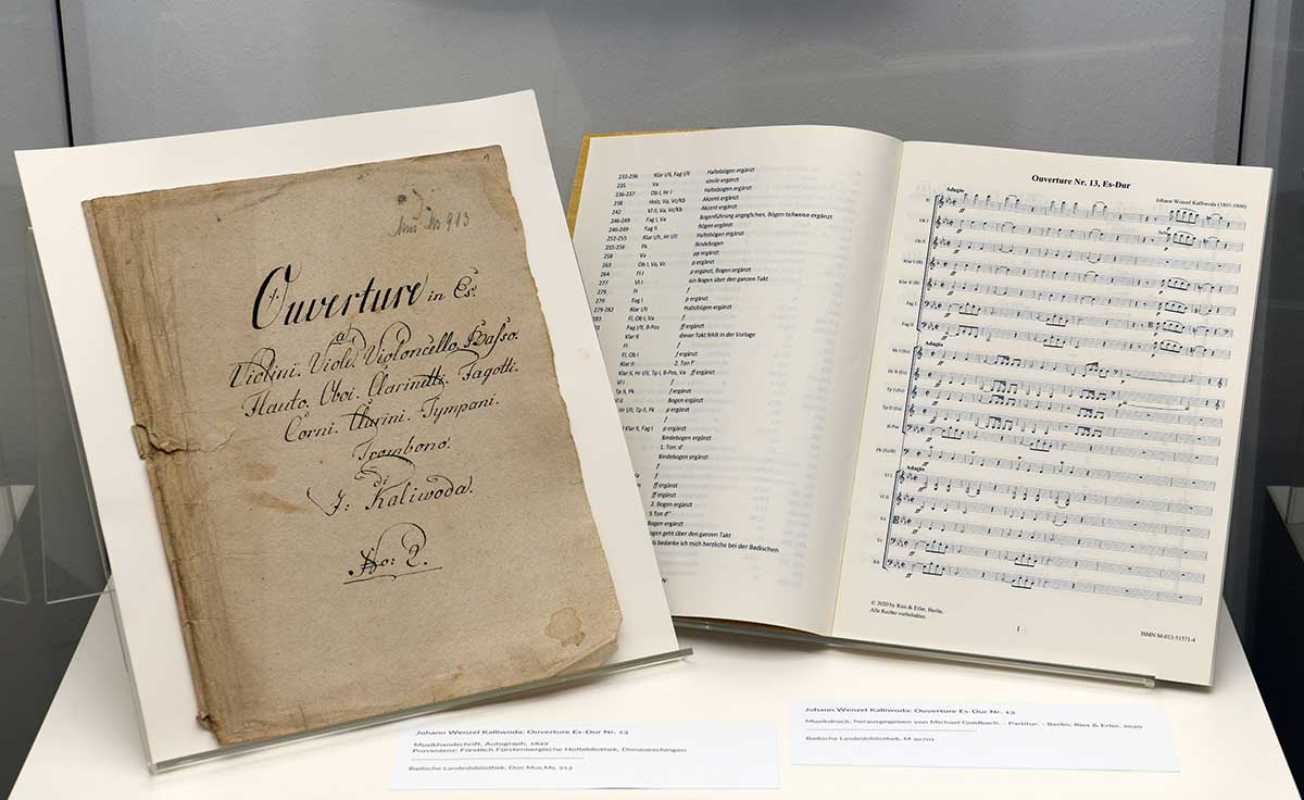 Zu sehen sind: Johann Wenzel Kalliwoda: Ouverture Es-Dur Nr. 13, Musikdruck, herausgegeben von Michael Goldbach. - Partitur. - Berlin: Ries & Erler, 2020,  Badische Landesbibliothek, M 30701. Johann Wenzel Kalliwoda: Ouverture Es-Dur Nr. 13, Musikhandschrift, Autograph, 1849, Provenienz: Fürstlich Fürstenbergische Hofbibliothek, Donaueschingen, Badische Landesbibliothek, Don Mus.Ms. 913