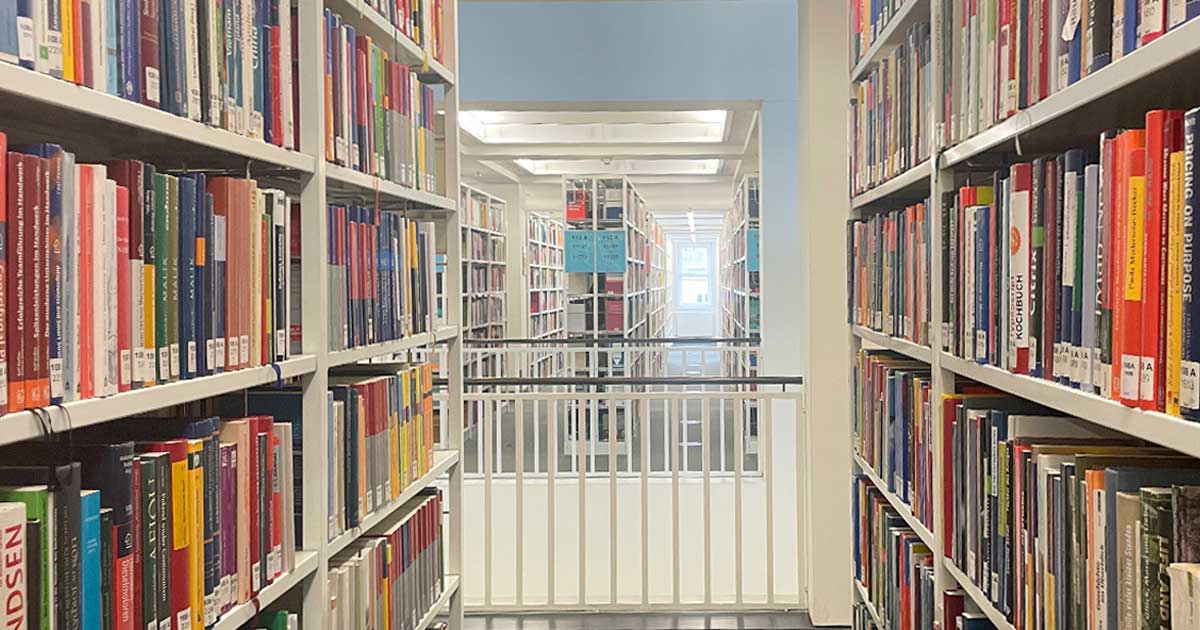 Zu sehen sind die Bücherregale im OM2 der BLB