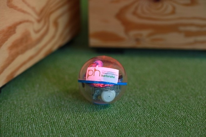 Zu sehen ist ein kleiner Roboter in Kugelform