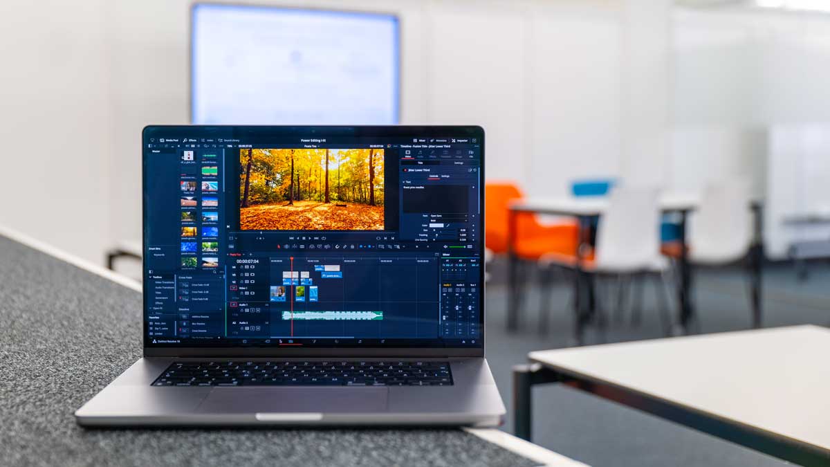 Zu sehen ist ein Notebook mit der geöffneten Videoschnitt Software Da Vinci Resolve. In der Software ist ein Videoschnittprojekt zu sehen. 