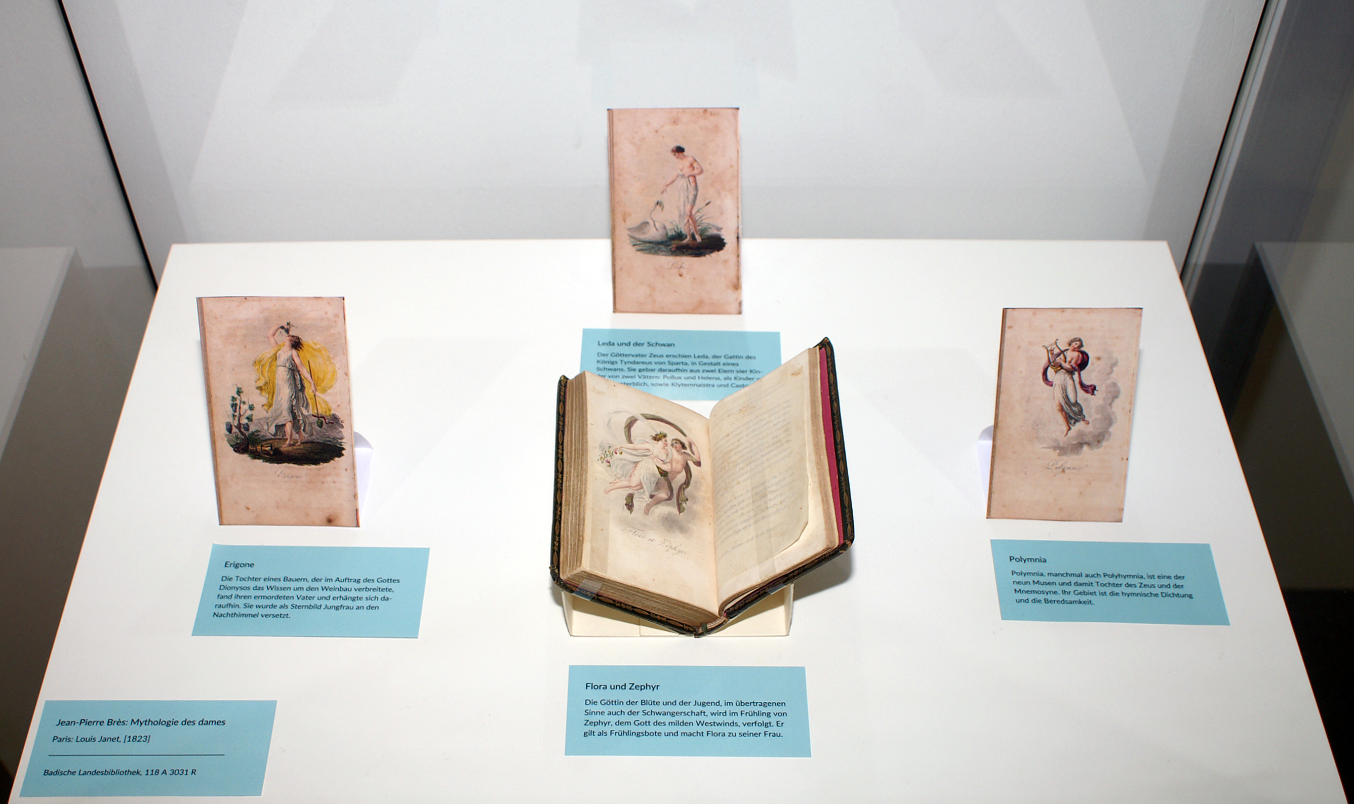 Ausgestellt sind vier beschriebenen von Jean-Pierre Brès "Mythologie des dames" kolorierten Stiche.