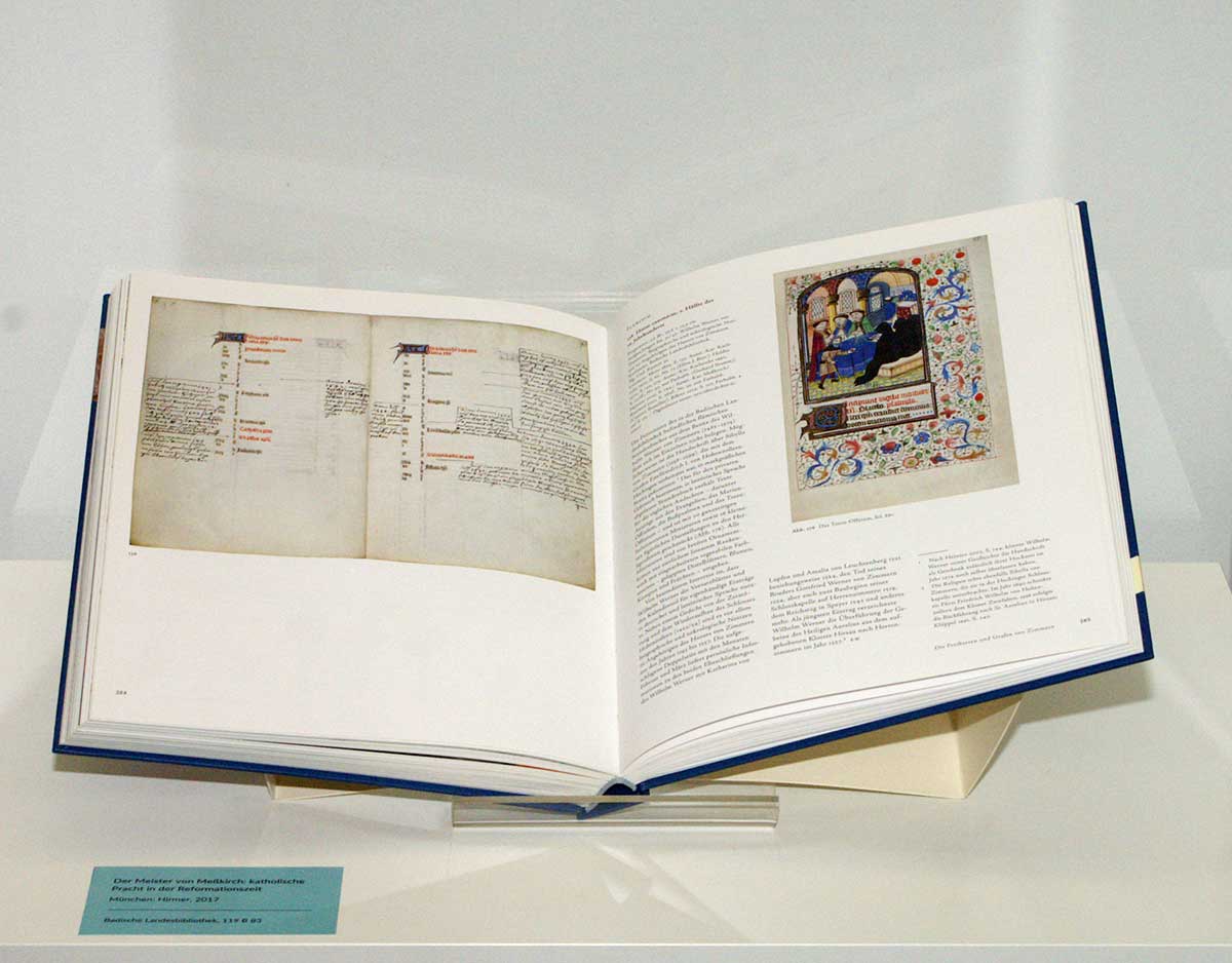 Aufgeschlagen in einer Vitrine liegt das Buch "Der Meister von Meßkirch: katholische Pracht in der Reformationszeit München".