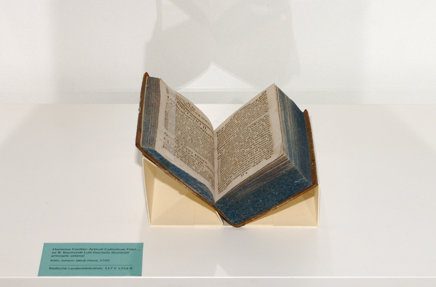 Ausgestellt von Ramon Llull, der Buchschnitt ist dunkelblau.