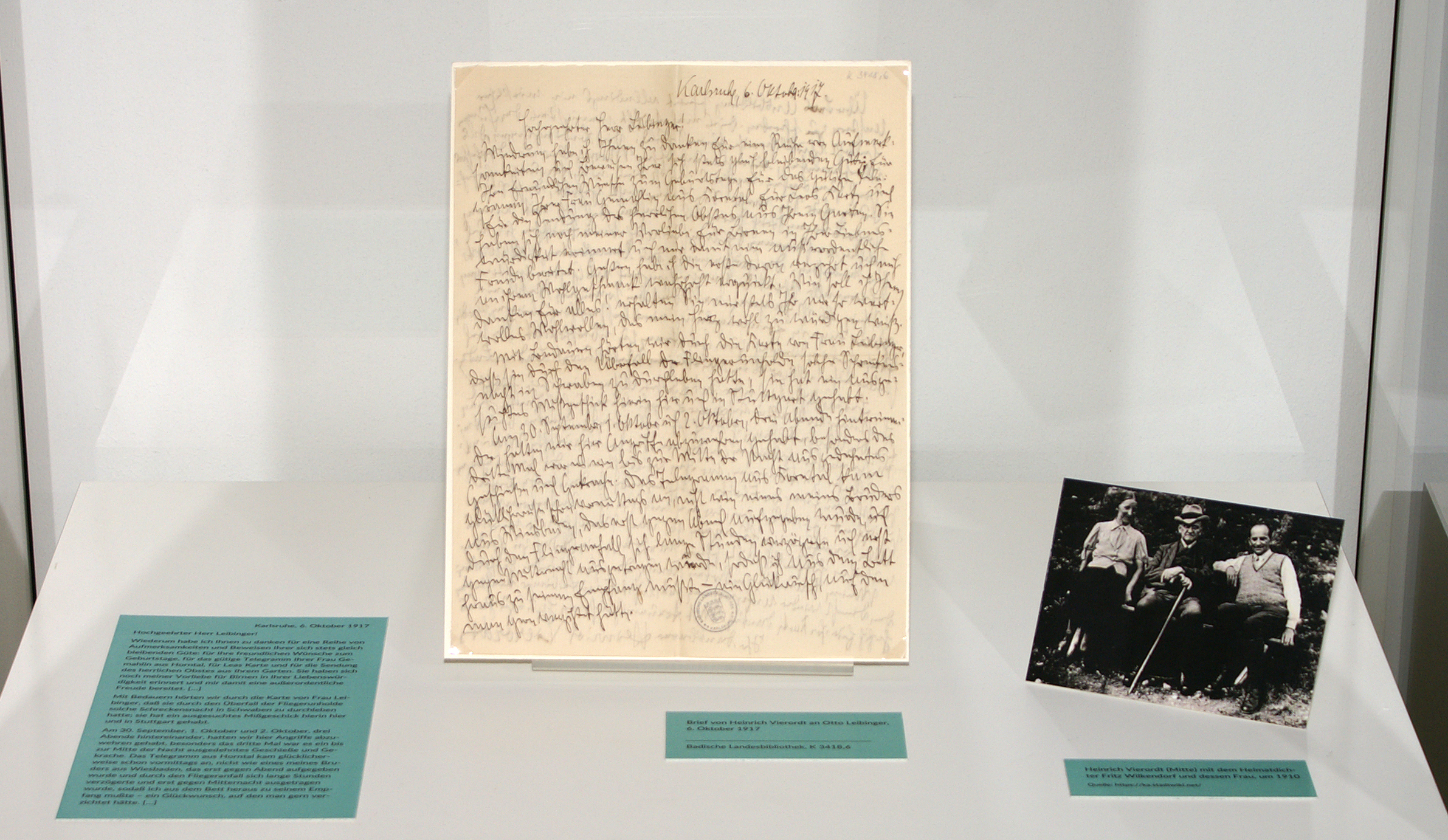 Ausgestellt ist handschriftlicher Brief von Vierordt an Leibinger, daneben eine schwarz-weiß Fotografie von Vierordt mit Fritz Wilkendorf und dessen Frau.