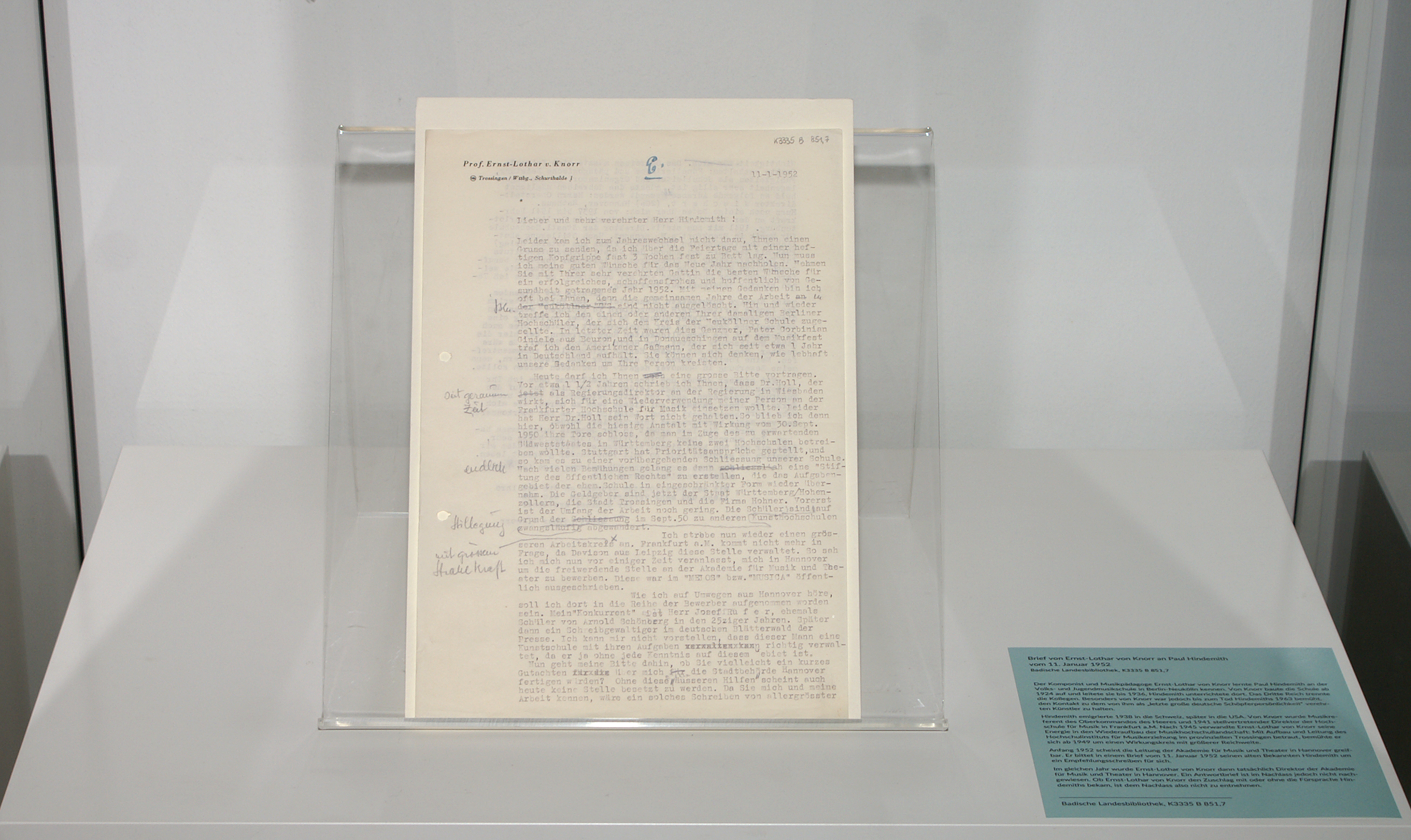 Ausgestellt ist der Brief von Ernst-Lothar von Knorr an Paul Hindesmith. Der Brief ist mit der Schreibmaschine entsanden und wurde mit blauer Tinte korrigiert. 
