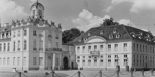 Schwarzweiß-Fotografie des östlichen Nebengebäudes des Karlsruher Schlosses.