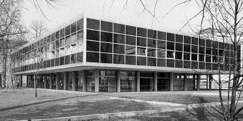 Schwarzweiß-Foto der Badischen Landesbibliothek im Nymphengarten.