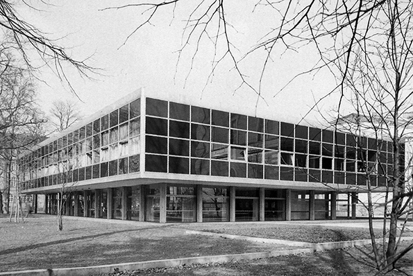 Schwarz-weiß Fotografie: Die Badische Landesbibliothek im Nymphengarten.