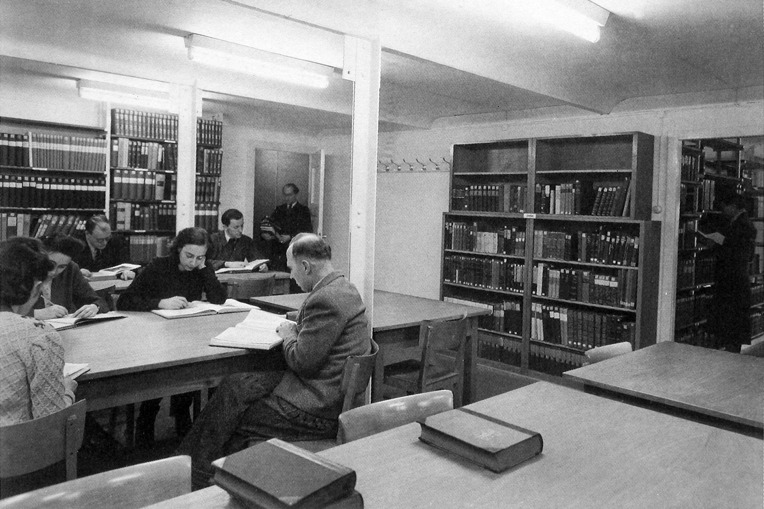 Schwarz-weiß Fotografie: Lesezimmer in der Notunterkunft der Badischen Landesbibliothek im Generallandesarchiv.