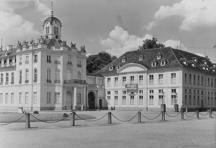 Schwarz-weiß Fotografie vom östlichen Nebengebäude des Karlsruher Schlosses.