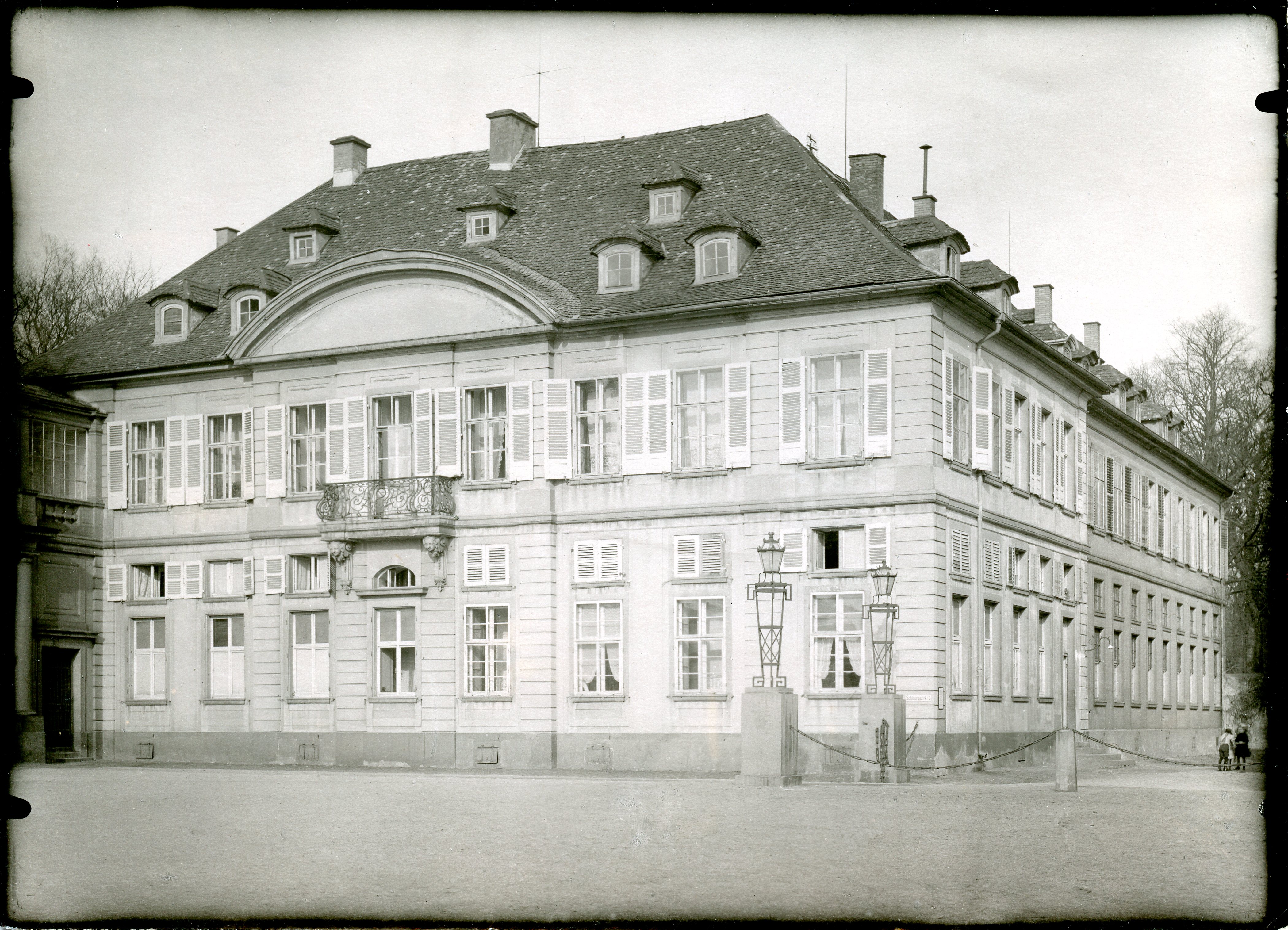 Schwarz-weiß Fotografie des östlichen Nebengebäude des Schlosses.