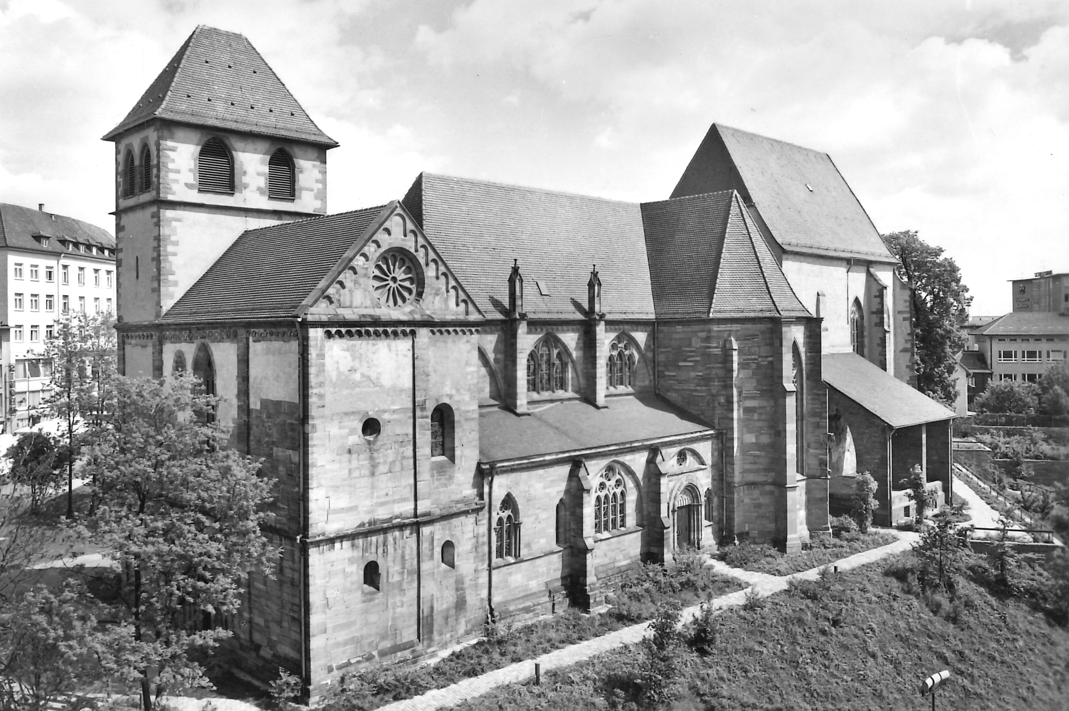 Schwarz-weiße fotografische Postkarte der Schlosskirche St. Michael in Pforzheim.