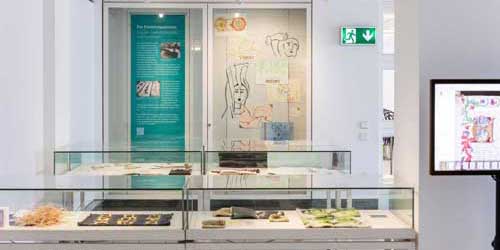 Das Foto zeigt den Ausstellungsraum der Badischen Landesbibliothek. Im Fokus sind Vitrinen mit Kurzinformationen zu den studentischen Arbeiten.