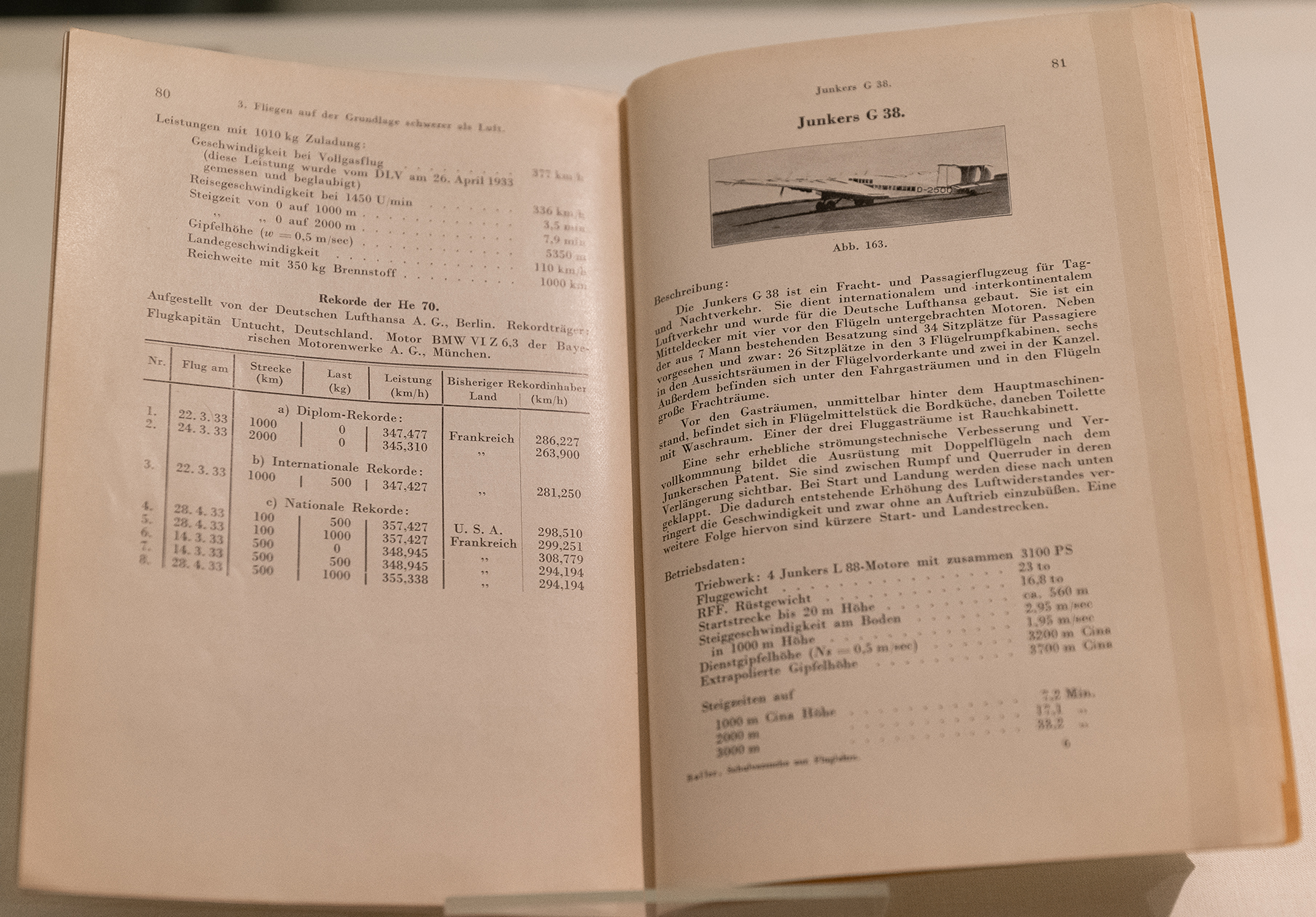 Geöffnetes Buch mit einer Rekord-Tabelle und Betriebsdaten von Flugzeugen