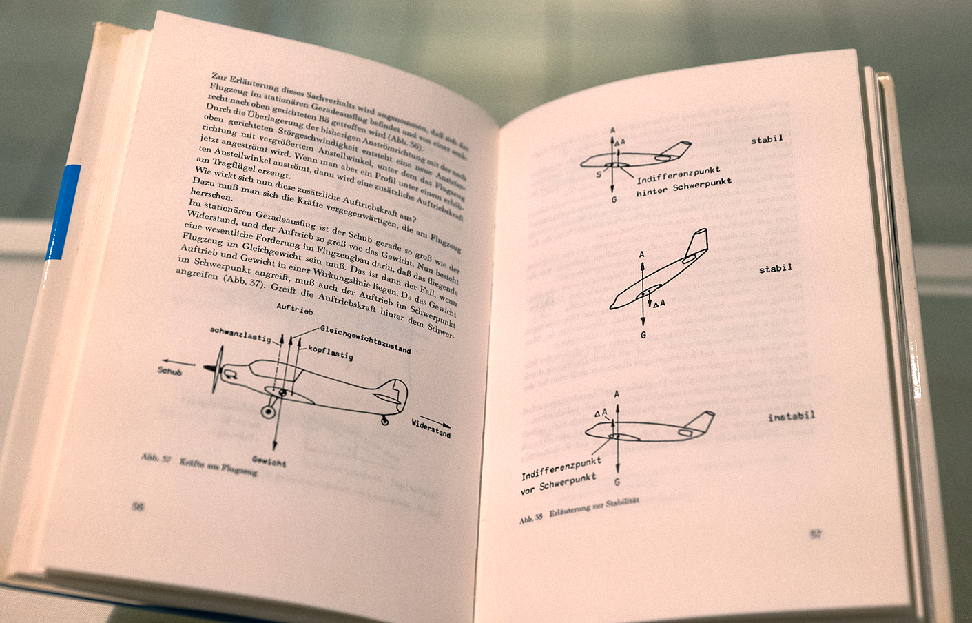 Geöffnetes Buch mit schematischen Zeichnungen eines Flugzeugs