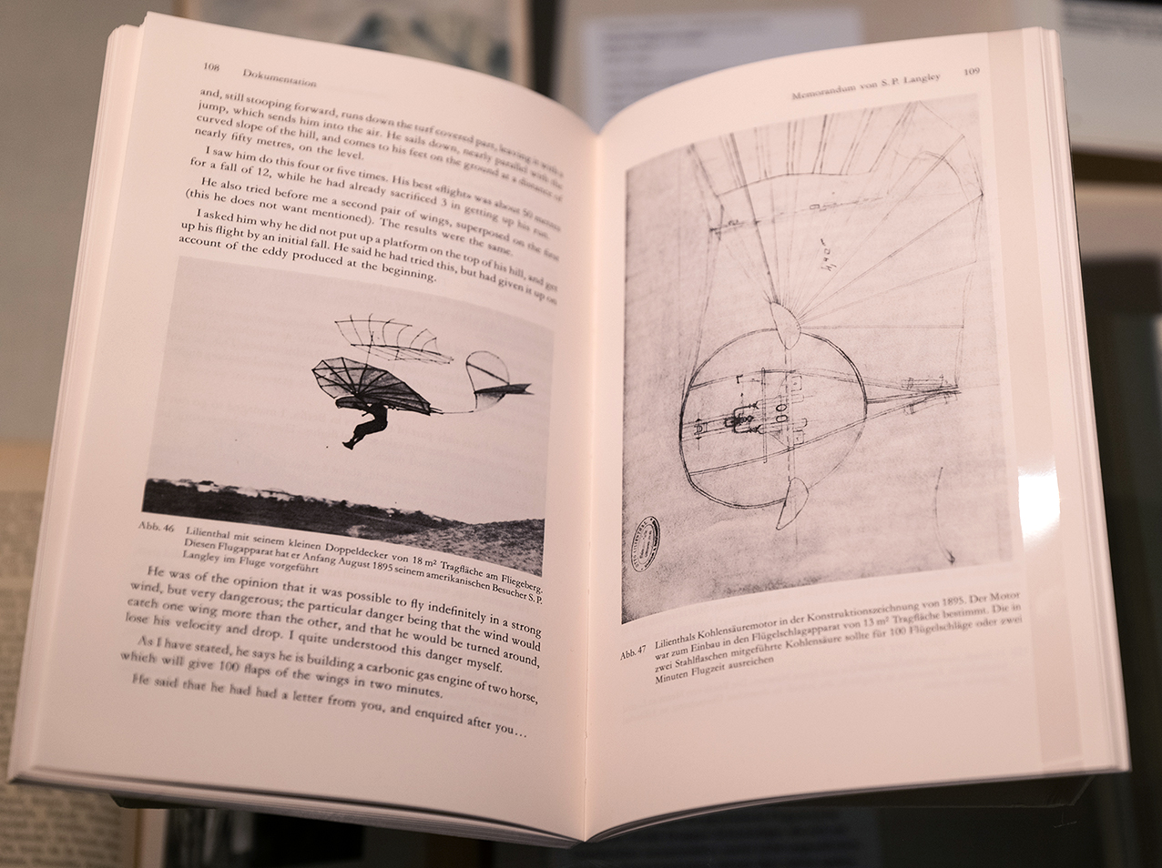 Buch mit Abbildung von Otto Lilienthal bei Gleitflug